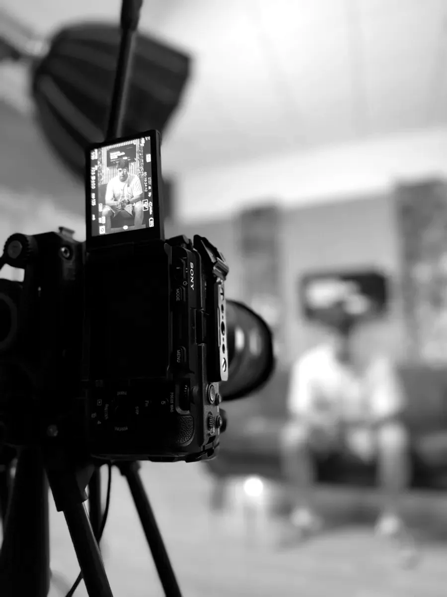 Cámara de cine profesional grabando a un cliente en el estudio de B9 Studios